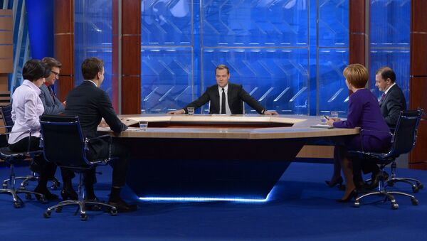 Д.Медведев дает интервью журналистам основных телеканалов. Фото с места события