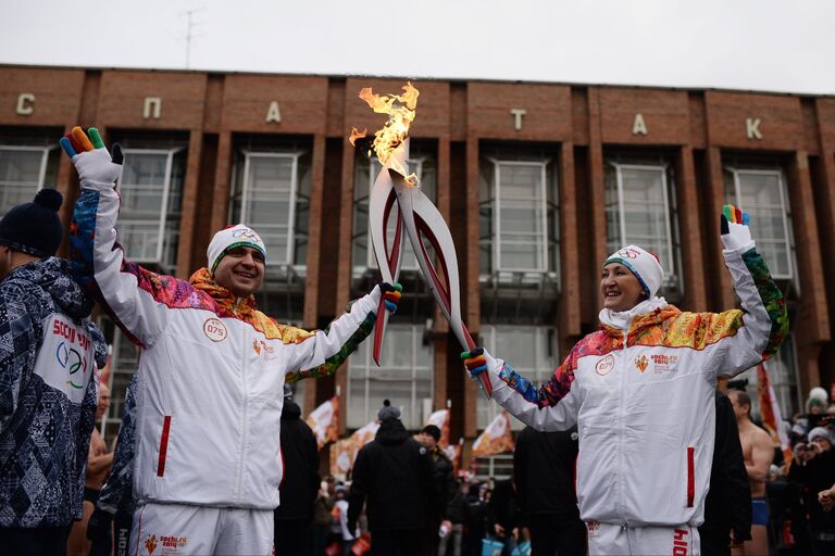 Эстафета в Новосибирске: чемпионы с Огнем и дети с плакатами