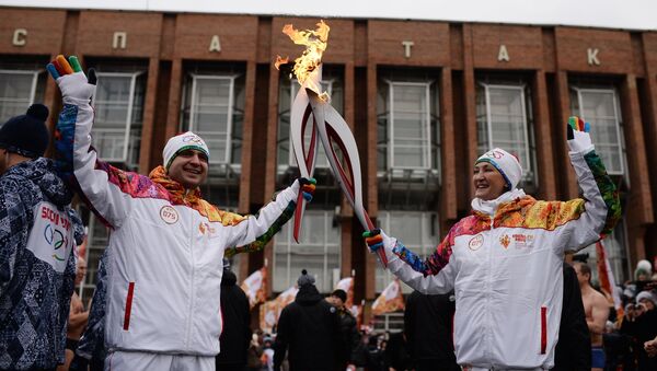 Факелоносцы во время эстафеты Олимпийского огня в Новосибирске