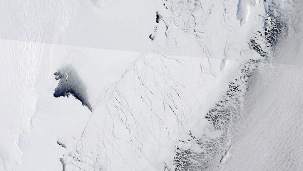 Ледник Тоттен в сентябре 2013 года и темные полыньи во льду рядом с ним, архивное фото