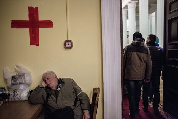Медицинский пункт сторонников евроинтеграции в захваченном здании киевской городской Рады