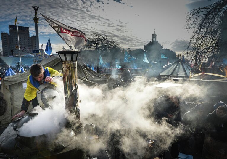Раздача горячей еды участникам акций сторонников евроинтеграции у палаточного городка на площади Независимости в Киеве