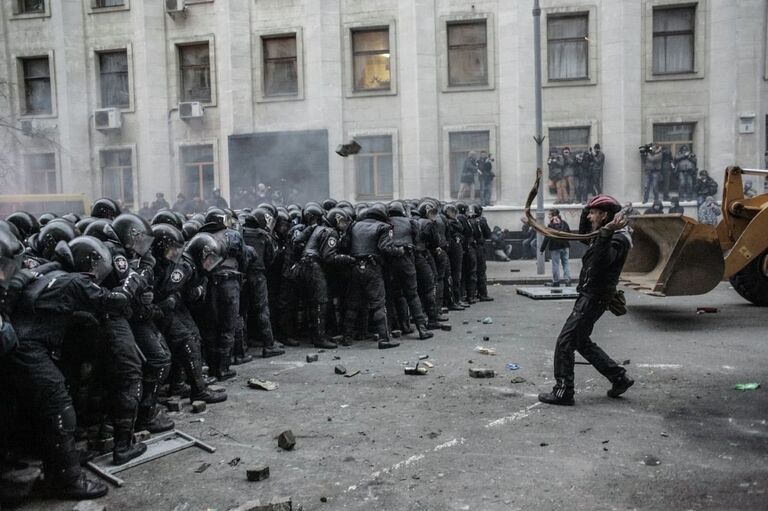 Столкновения сторонников евроинтеграции Украины с бойцами сил правопорядка во время беспорядков возле здания Администрации президента Украины на Банковой улице в Киеве