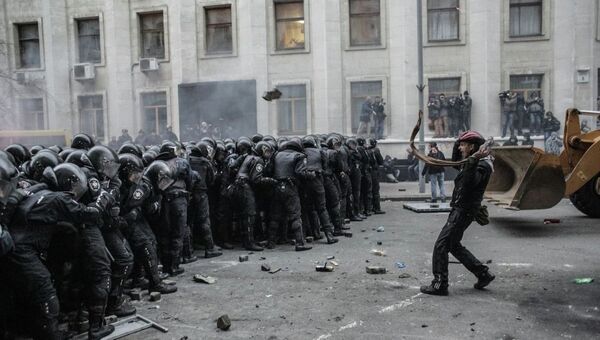 Столкновения сторонников евроинтеграции Украины с бойцами сил правопорядка во время беспорядков возле здания Администрации президента Украины на Банковой улице в Киеве. Архивное фото