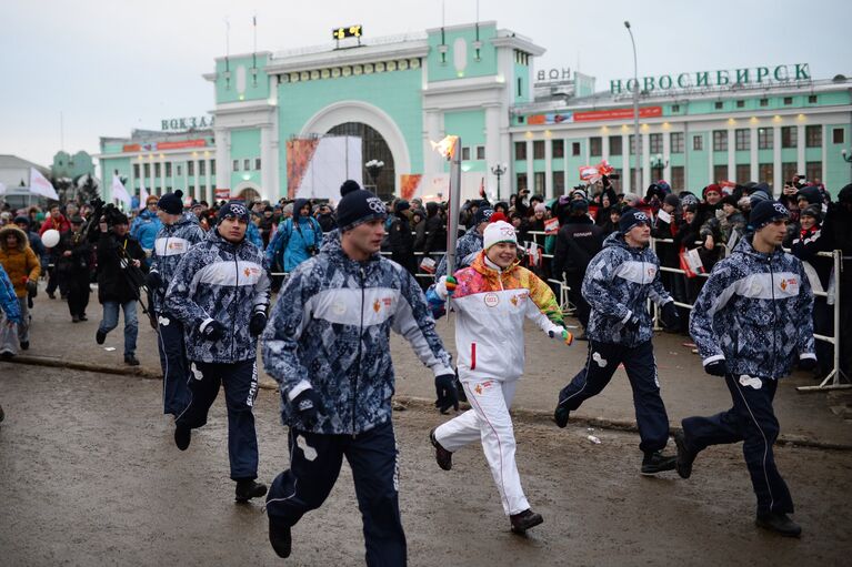 Эстафета в Новосибирске: чемпионы с Огнем и дети с плакатами