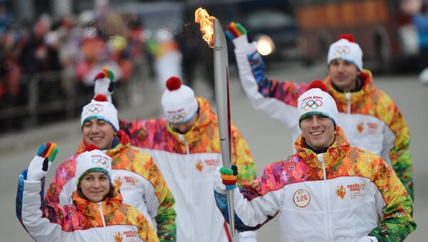 Факелоносцы во время эстафеты Олимпийского огня в Новосибирске