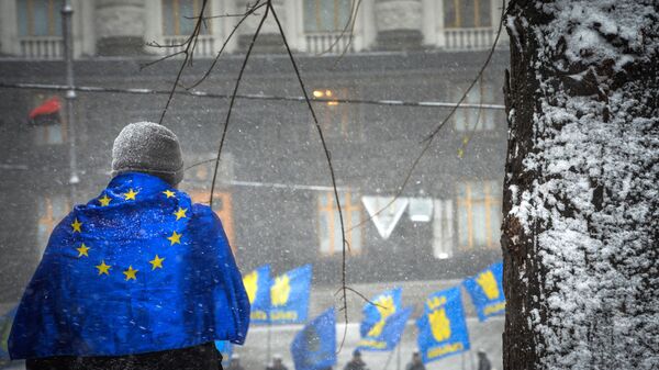 Человек с флагом ЕС в Киеве. Архивное фото