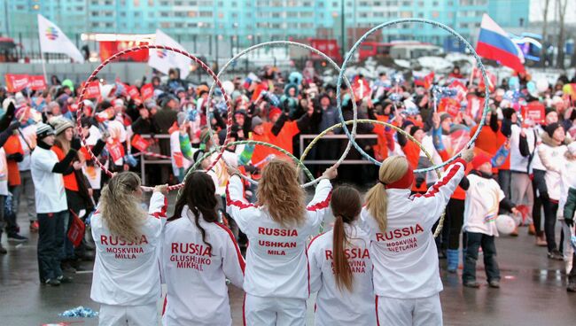 Эстафета в Новосибирске: чемпионы с Огнем и дети с плакатами