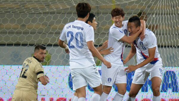 Футболисты сборной Южной Кореи в матче с российской сборной