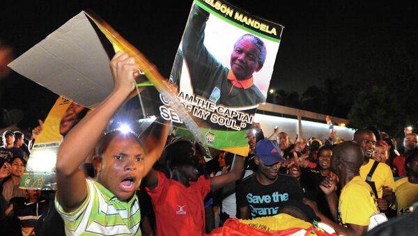 Южноафриканцы скорбят о смерти Нельсона Манделы. Фото с места события