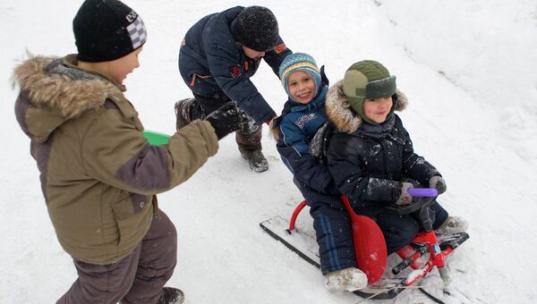 Дети катаются на лыжной трассе, архивное фото
