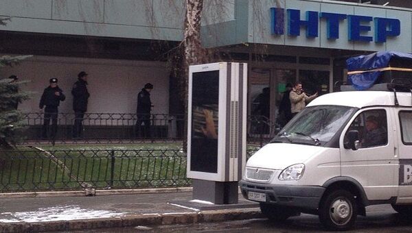 У здания телеканала Интер в Киеве. Фото с места события. Архивное фото