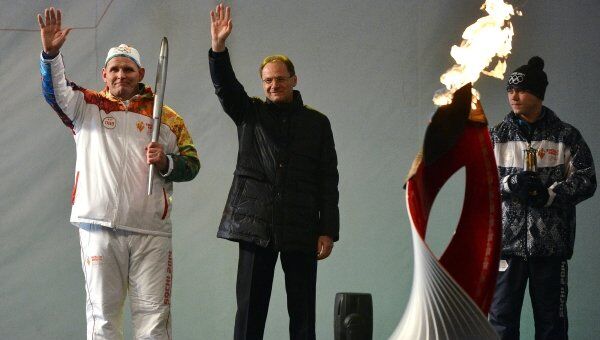 Трехкратный олимпийский чемпион Александр Карелин и губернатор Новосибирской области Василий Юрченко во время эстафеты Олимпийского огня в Новосибирске