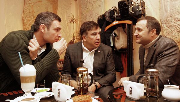Михаил Саакашвили, Виталий Кличко и Влад Филат в киевском кафе