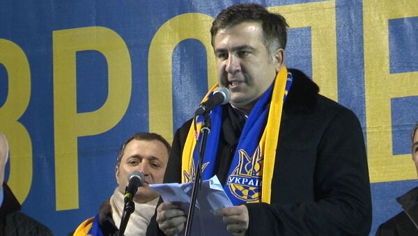 Саакашвили на Майдане пожимал руки митингующим и говорил по-украински
