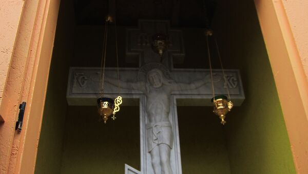Поклонный крест из каррарского мрамора, установленный на участке, выделенном Страсбургом под русский храм. Фото с места событий
