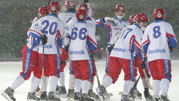 Игроки сборной России радуются забитому мячу в финальном матче Чемпионата мира по хоккею с мячом