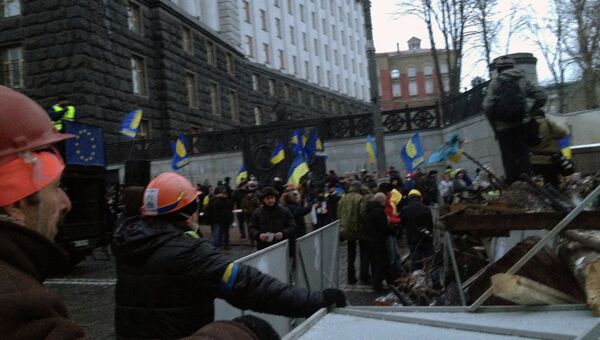 Баррикада, построенная поперек улицы Грушевского у здания правительства Украины в Киеве, фото с места событий