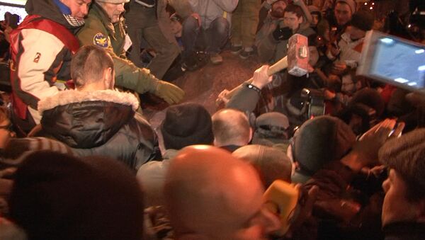 Демонстранты били кувалдами снесенный в Киеве памятник Ленину