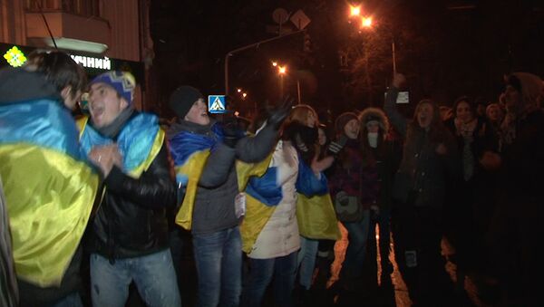 Народное вече в Киеве: танцы с флагами и призывы к власти об отставке