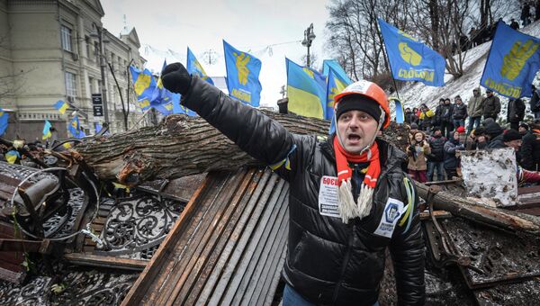Сторонники евроинтграции возводят баррикады у здания кабинета министров Украины в Киеве. 8 декабря 2013