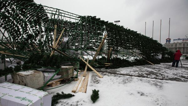 Упавший во Владивостоке каркас новогодней елки. Фото с места события.