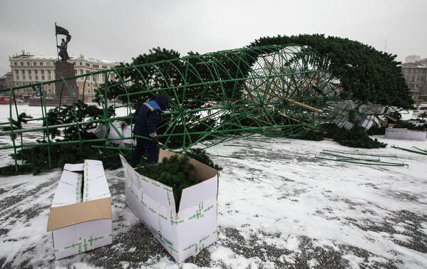 Декабрь 2013 года: во Владивостоке очередное новогоднее падение. На этот раз, правда, рухнул только каркас главной городской елки, но все равно было обидно. И смешно: ну сколько можно забывать про обычный владивостокский штормовой ветер?