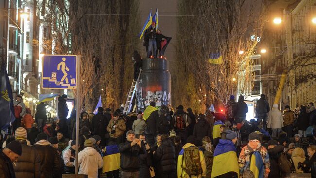 Снос памятника Ленину в центре Киева. Фото с места события