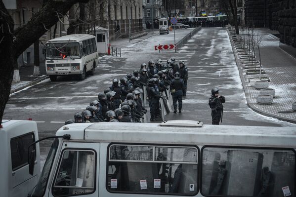Милицейское оцепление возле здания кабинета министров Украины на улице Грушевского в Киеве