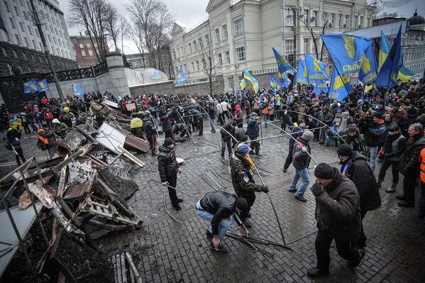 Сторонники евроинтграции возводят баррикаду на улице Грушевского у здания кабинета министров Украины в Киеве