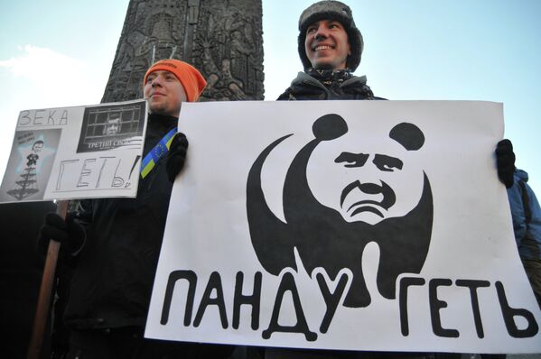 Участники митинга сторонников евроинтеграции на площади у памятника Тарасу Шевченко во Львове