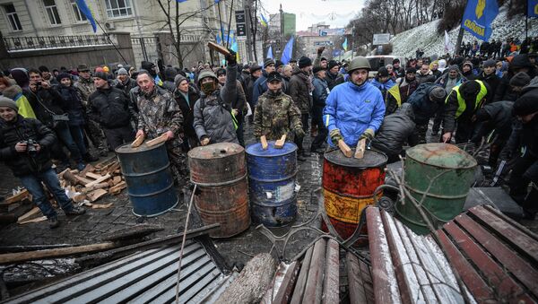 Сторонники евроинтеграции у возведенной баррикады на улице Грушевского у здания кабинета министров Украины в Киеве