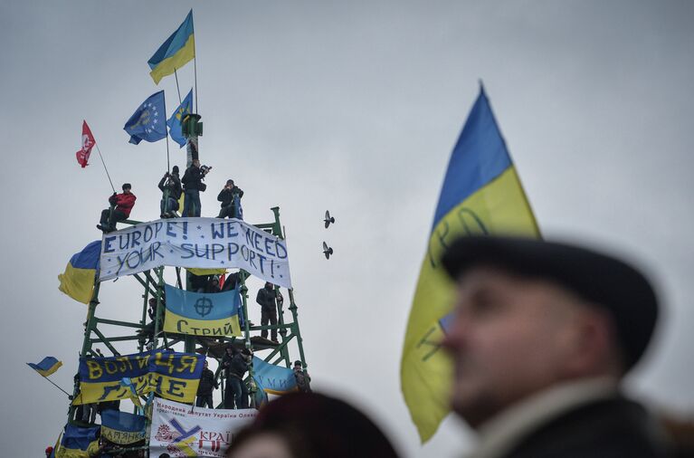 Сторонники евроинтеграции Украины во время митинга на площади Независимости в Киеве