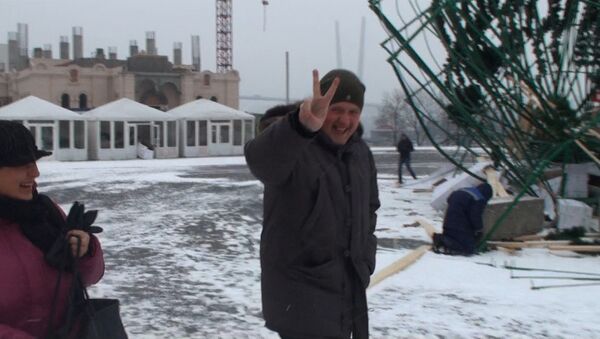 Владивостокцы смеются над вновь упавшей елкой на центральной площади
