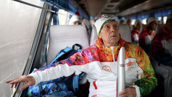 Сибирский долгожитель А.Каптаренко пронес Олимпийский огонь. Архивное фото