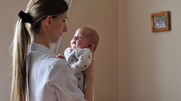 Врач держит ребенка в социальном отделении городской детской больницы №3 во Владивостоке
