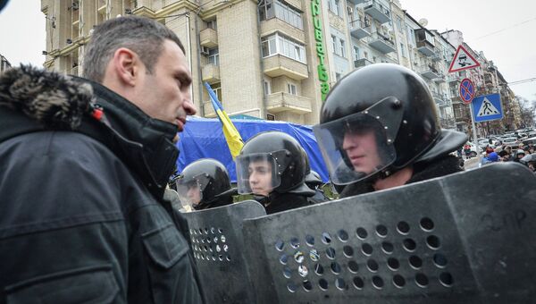 Виталий Кличко во время общения с военнослужащими на площади Независимости в Киеве. 9 декабря 2013