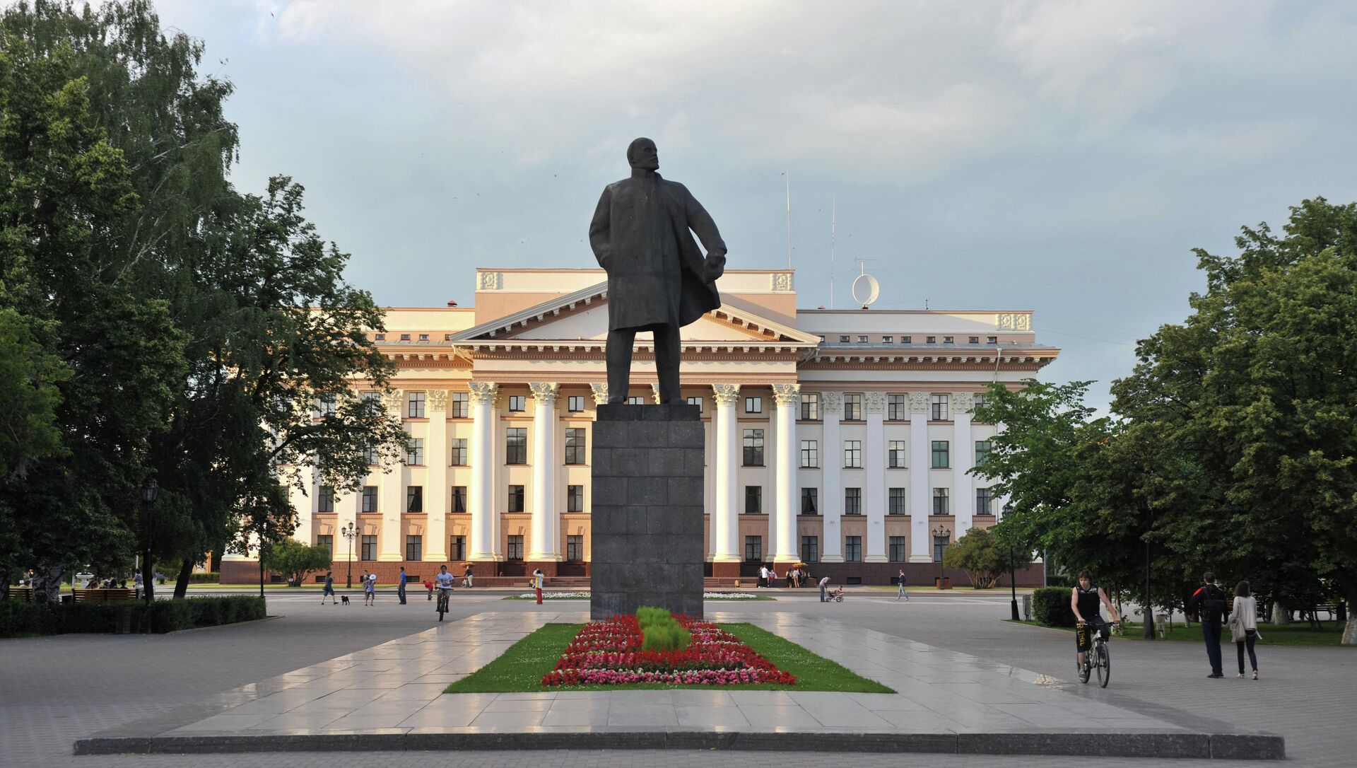 Центральная площадь тюмень. Площадь Ленина Тюмень. Памятник Ленину в Тюмени. Статуя Ленина в Тюмени.