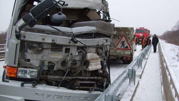 Три грузовика столкнулись на обледеневшей дороге в Приморье. Фото с места события.