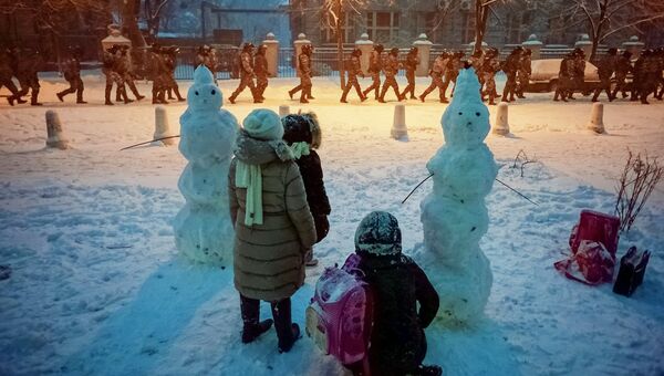 Дети набрюдают за сотрудниками правоохранительных органов в Киеве