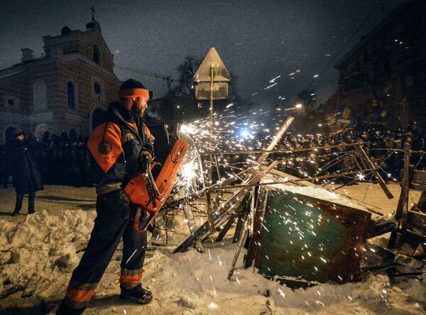 Снос баррикады на улице Лютеранская в Киеве