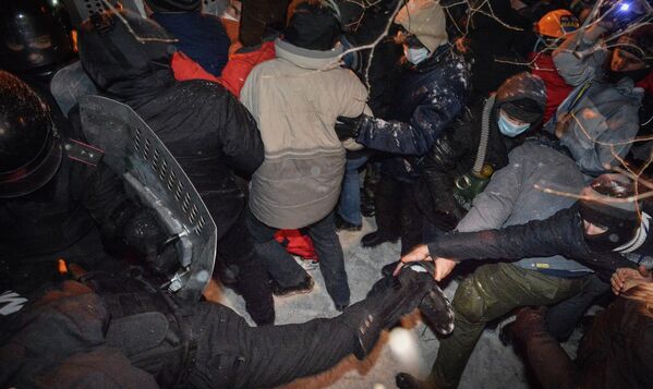 Милиция штурмует баррикады в Киеве