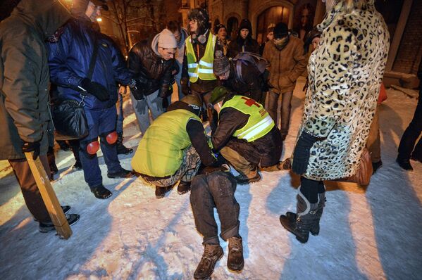 Пострадавшие при штурме баррикад в Киеве
