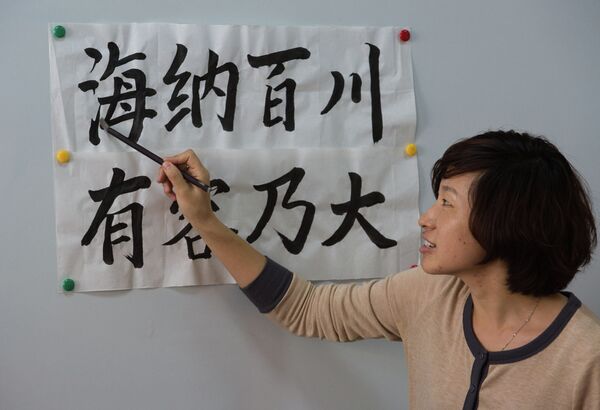 Перед началом соревнований мастер-классы по каллиграфии для участников конкурса давали преподаватели-волонтеры из штаб-квартиры Институтов Конфуция в Китае.