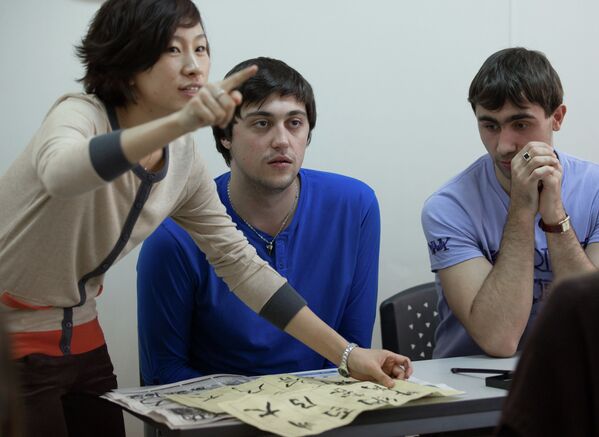 Одна из целей, которые ставили организаторы конкурса, – развитие российско-китайского межкультурного диалога, чему постижение искусства каллиграфии очень даже способствует.