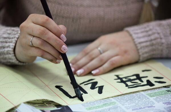 Каллиграфия, для которой используются тушь и специальные кисточки для письма, считается в Китае утонченной формой живописи.