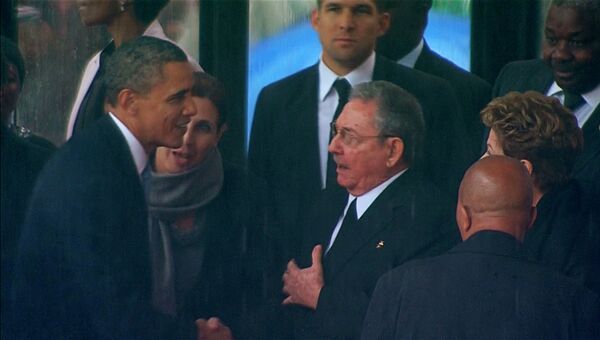 Барак Обама и Рауль Кастро обменялись рукопожатием на панихиде по Манделе. Архивное фото