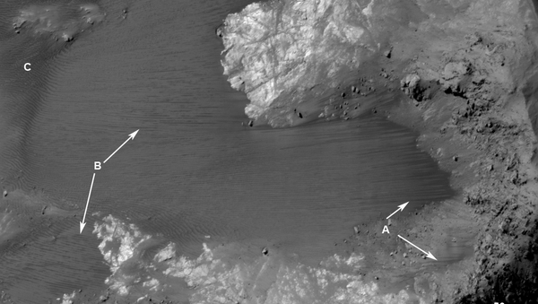 Следы выходов жидкой воды на поверхность Марса в одном из каньонов в долинах Маринер. Снимки зонда MRO