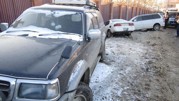 Водитель во Владивостоке сломал плечо, врезавшись в машины на обочине. Фото с места события