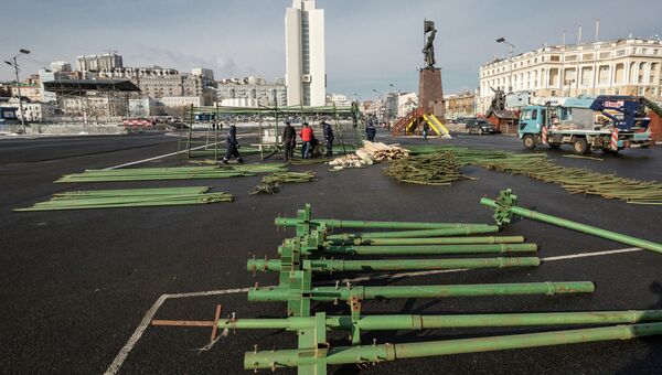 Рабочие начали устанавливать прошлогоднюю елку в центре Владивостока